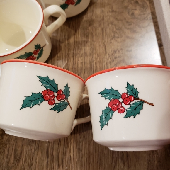 Taylor and Smith 6-Holly & berries Christmas cups. 2&1/2" tall and 3&1/2 wide - Picture 6 of 10